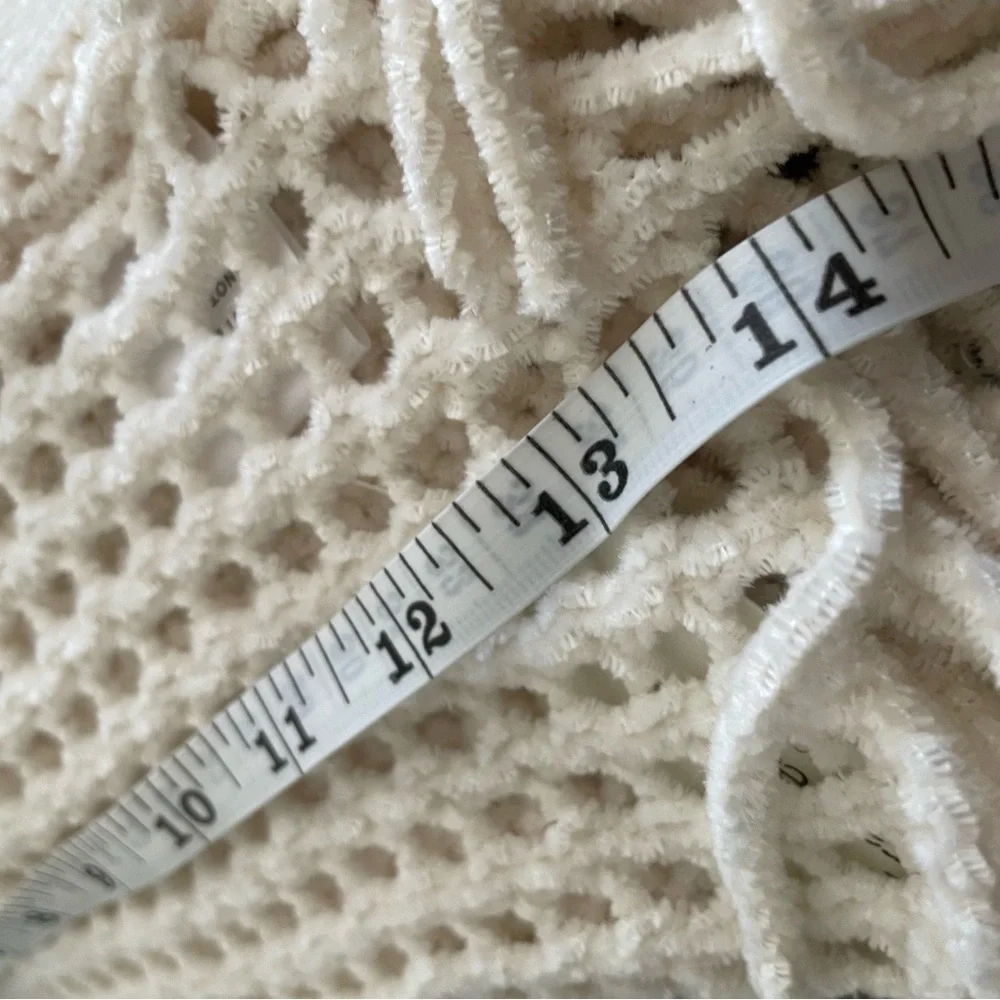 NWT Francesca’s Ivory Super Soft Crochet Fringe Scarf